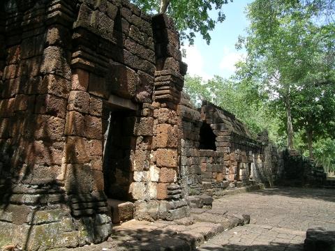 ระเบียงคด คือ ทางเดินที่มีหลังคาคลุม รอบๆ ปราสาทเมืองสิงห์