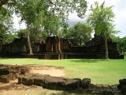 ลานด้านข้างของ ปราสาทเมืองสิงห์ ในส่วนของโบราณสถานหมายเลข 1