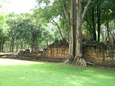ปราสาทเมืองสิงห์ : ระเบียงคด ด้านข้างบางส่วนทรุดโทรมพังทลาย