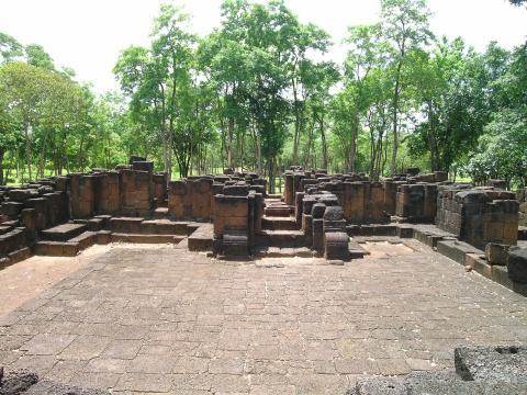 ส่วนของโบราณสถานหมายเลข 2 พังทลายจนเห็นเป็นลานโล่งๆ
