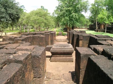 ปราสาทเมืองสิงห์ : โบราณสถานหมายเลข 2 มีลักษณะคล้ายๆ โบราณสถานหมายเลข 1 แต่พังทลายมากจนเหลืออย่างที่เห็น