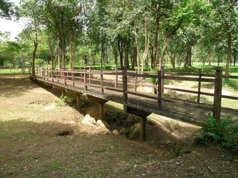ปราสาทเมืองสิงห์ : ร่องรอยลำธารน้ำ ด้านหน้าของโบราณสถานหมายเลข 2