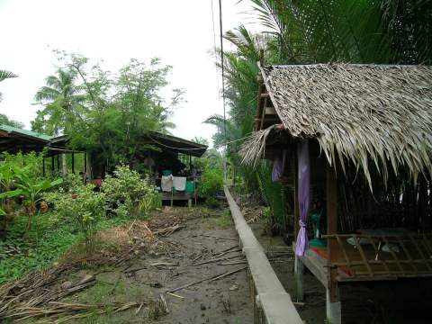 เดินดูอีกด้าน จะเป็นห้องครัวแบบชาวบ้าน และที่พักผ่อนหลังคามุงจาก
