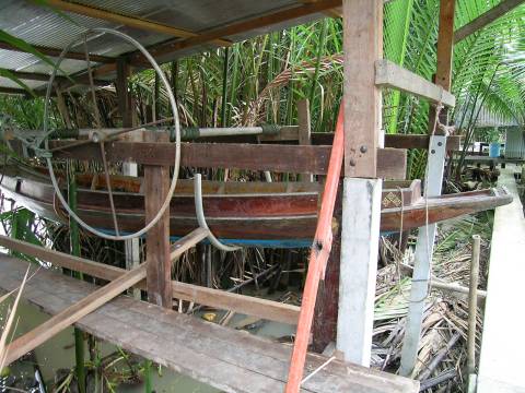 ที่เก็บเรือแจวครับ เก็บอย่างที่เห็นในรูปครับ