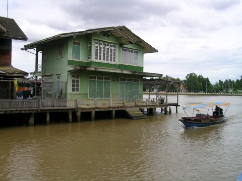 เรือโดยสารมารับนักท่องเที่ยวที่ตลาดน้ำอัมพวา เที่ยวชมวัดต่างๆ และชมหิ่งห้อยยามค่ำคืน