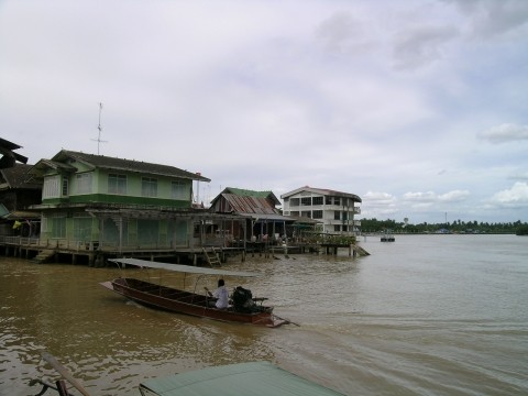 แม่น้ำแม่กลอง สถานที่ร่องเรือ ชมหิ่งห้อย และธรรมชาติ