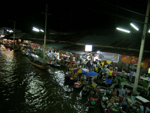 ตลาดน้ำอัมพวา ยามค่ำคืน ก็คึกคักไม่แพ้ยามเย็น