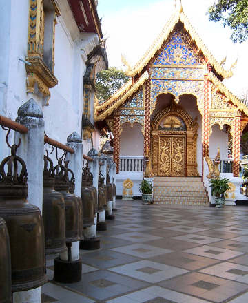 รอบๆ มีระฆังเรียงเป็นแนวยาว