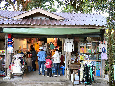 ร้านขายของที่ระลึก มีโปสการ์ดสวยๆ จำหน่าย (เขียนแล้วจะส่งยังไงล่ะ)