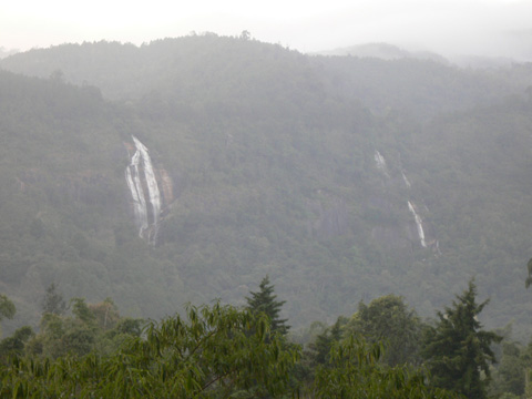 มองจากจุดที่กางเต็นท์ จะมองเห็น น้ำตกสิริภูมิ