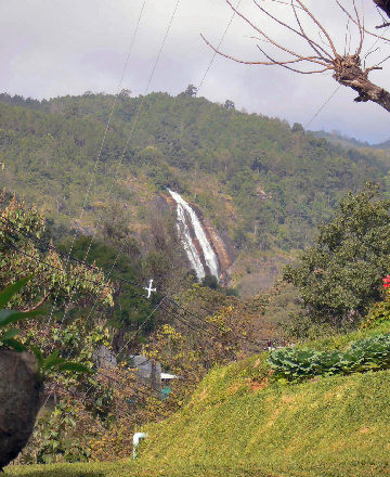 จากเส้นทางน้ำตก ยังสามารถไป โครงการหลวงดอยอินทนนท์ และ ยังมองเห็นน้ำตกสิริภูมิอีกด้วย